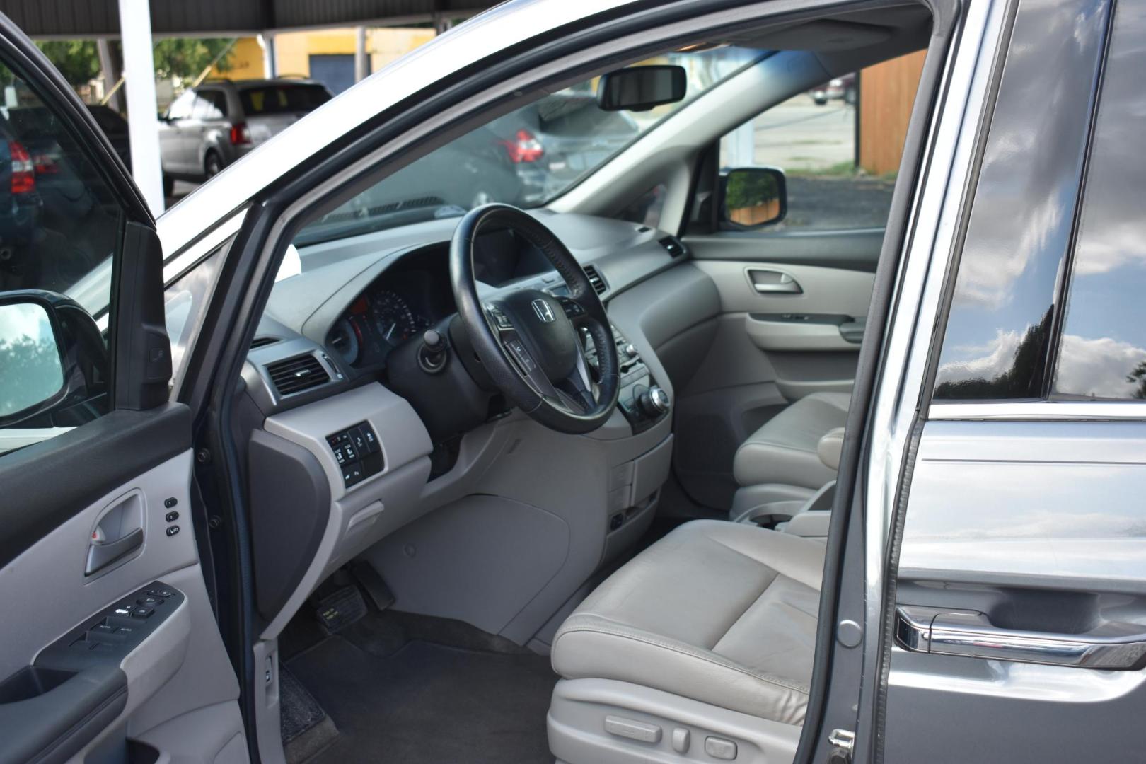 2012 Honda Odyssey Touring (5FNRL5H96CB) with an 3.5L V6 SOHC 24V engine, 5-Speed Automatic transmission, located at 420 E. Kingsbury St., Seguin, TX, 78155, (830) 401-0495, 29.581060, -97.961647 - Photo#4