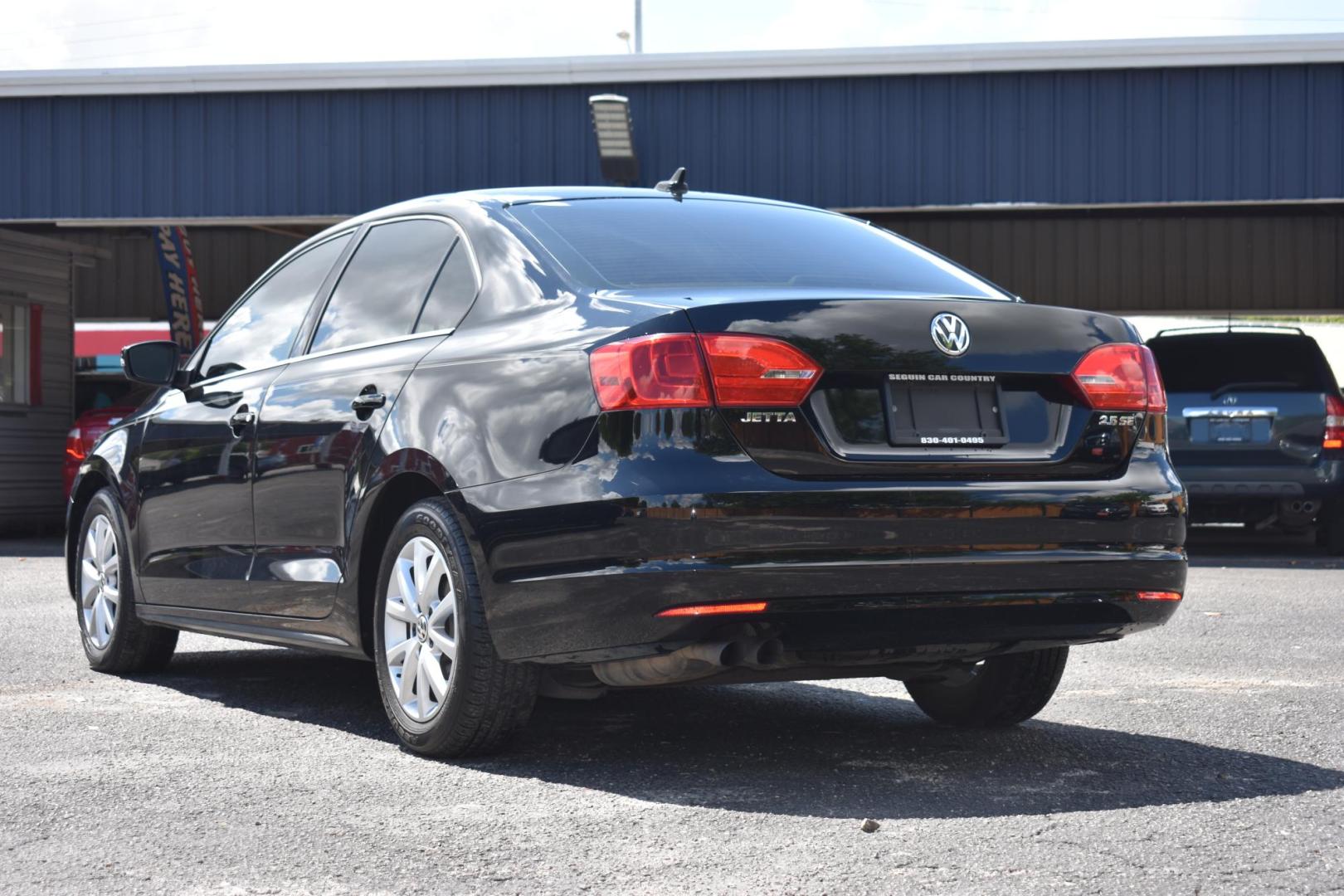 2013 Volkswagen Jetta SE (3VWDX7AJXDM) with an 2.5L L5 DOHC 20V engine, located at 420 E. Kingsbury St., Seguin, TX, 78155, (830) 401-0495, 29.581060, -97.961647 - Photo#2