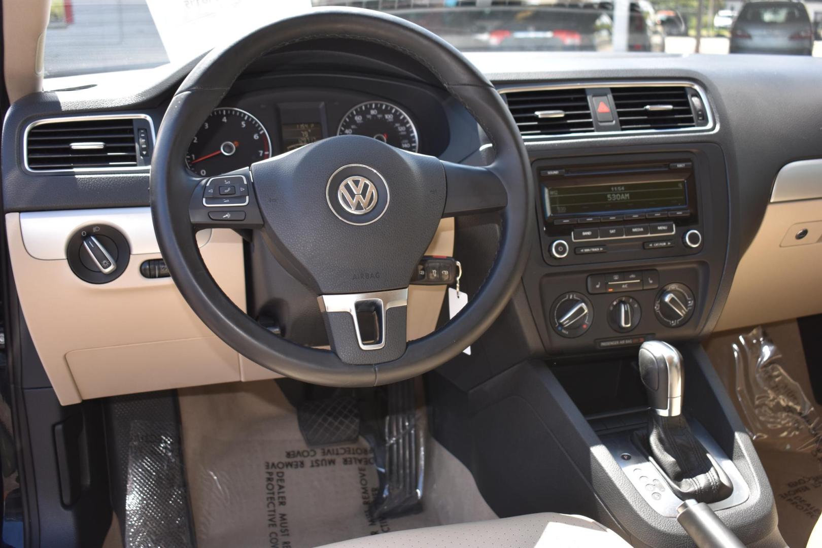 2013 Volkswagen Jetta SE (3VWDX7AJXDM) with an 2.5L L5 DOHC 20V engine, located at 420 E. Kingsbury St., Seguin, TX, 78155, (830) 401-0495, 29.581060, -97.961647 - Photo#5