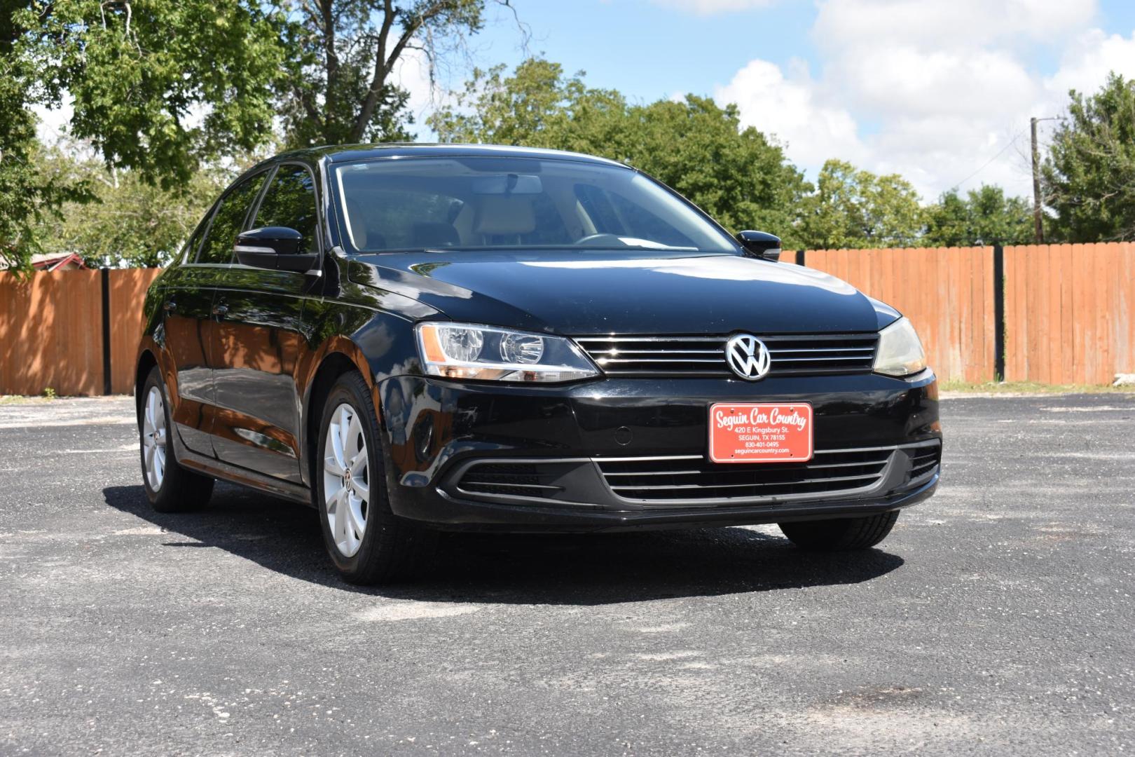 2013 Volkswagen Jetta SE (3VWDX7AJXDM) with an 2.5L L5 DOHC 20V engine, located at 420 E. Kingsbury St., Seguin, TX, 78155, (830) 401-0495, 29.581060, -97.961647 - Photo#1