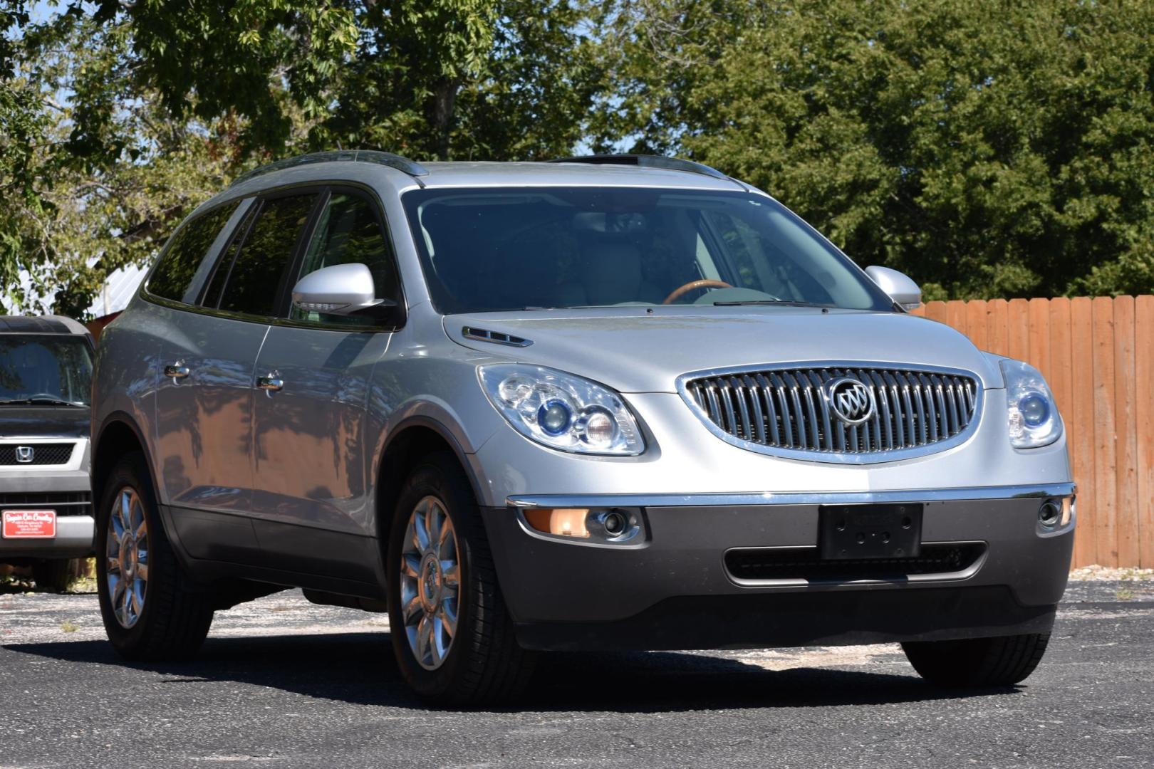 2012 SILVER Buick Enclave Premium FWD (5GAKRDED8CJ) with an 3.6L V6 DOHC 24V engine, 6-Speed Automatic Overdrive transmission, located at 420 E. Kingsbury St., Seguin, TX, 78155, (830) 401-0495, 29.581060, -97.961647 - Photo#0