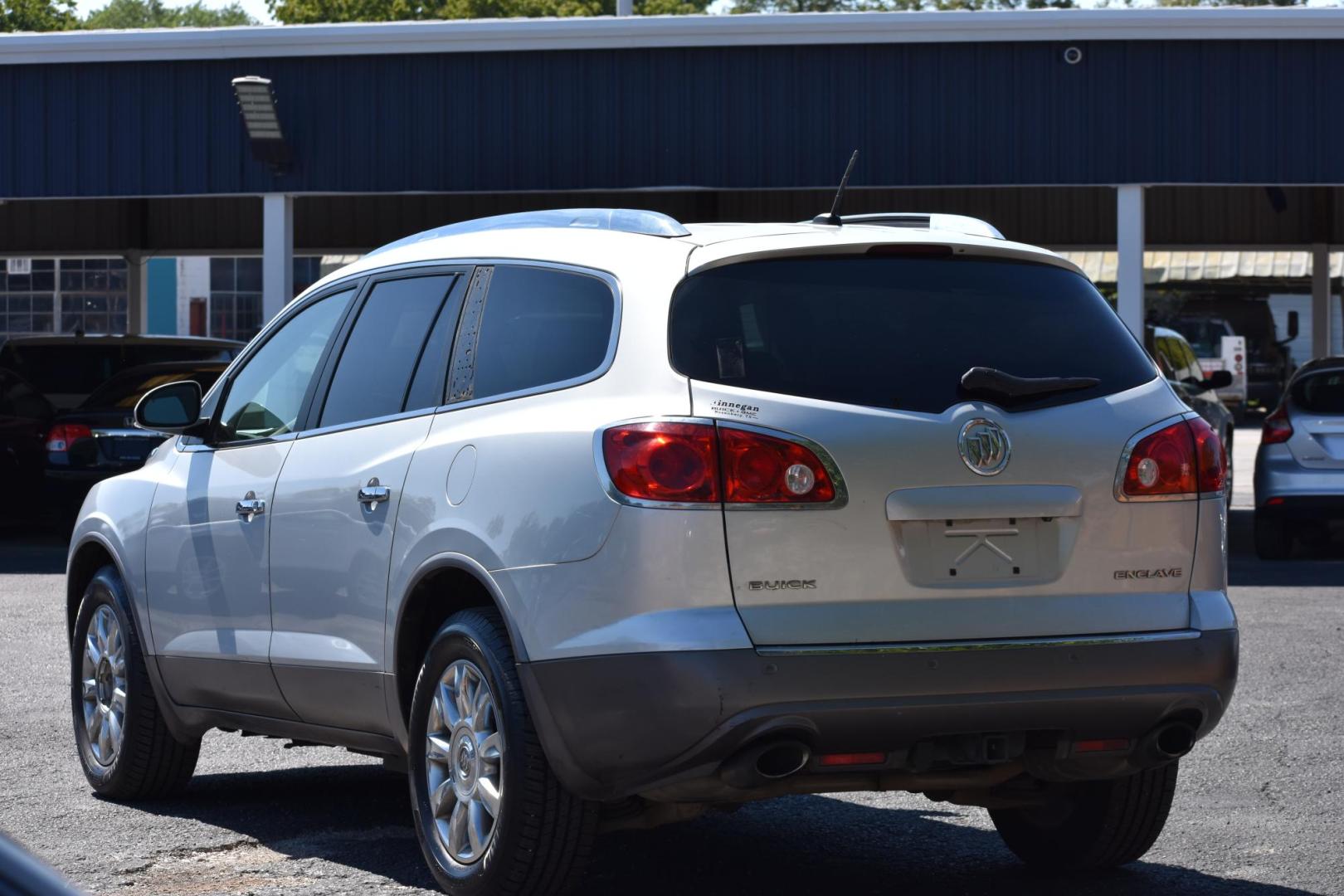 2012 SILVER Buick Enclave Premium FWD (5GAKRDED8CJ) with an 3.6L V6 DOHC 24V engine, 6-Speed Automatic Overdrive transmission, located at 420 E. Kingsbury St., Seguin, TX, 78155, (830) 401-0495, 29.581060, -97.961647 - Photo#2