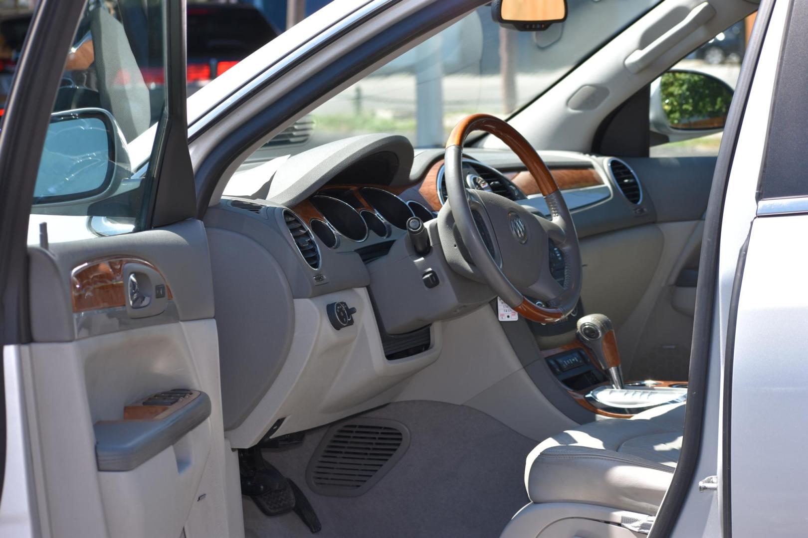 2012 SILVER Buick Enclave Premium FWD (5GAKRDED8CJ) with an 3.6L V6 DOHC 24V engine, 6-Speed Automatic Overdrive transmission, located at 420 E. Kingsbury St., Seguin, TX, 78155, (830) 401-0495, 29.581060, -97.961647 - Photo#3