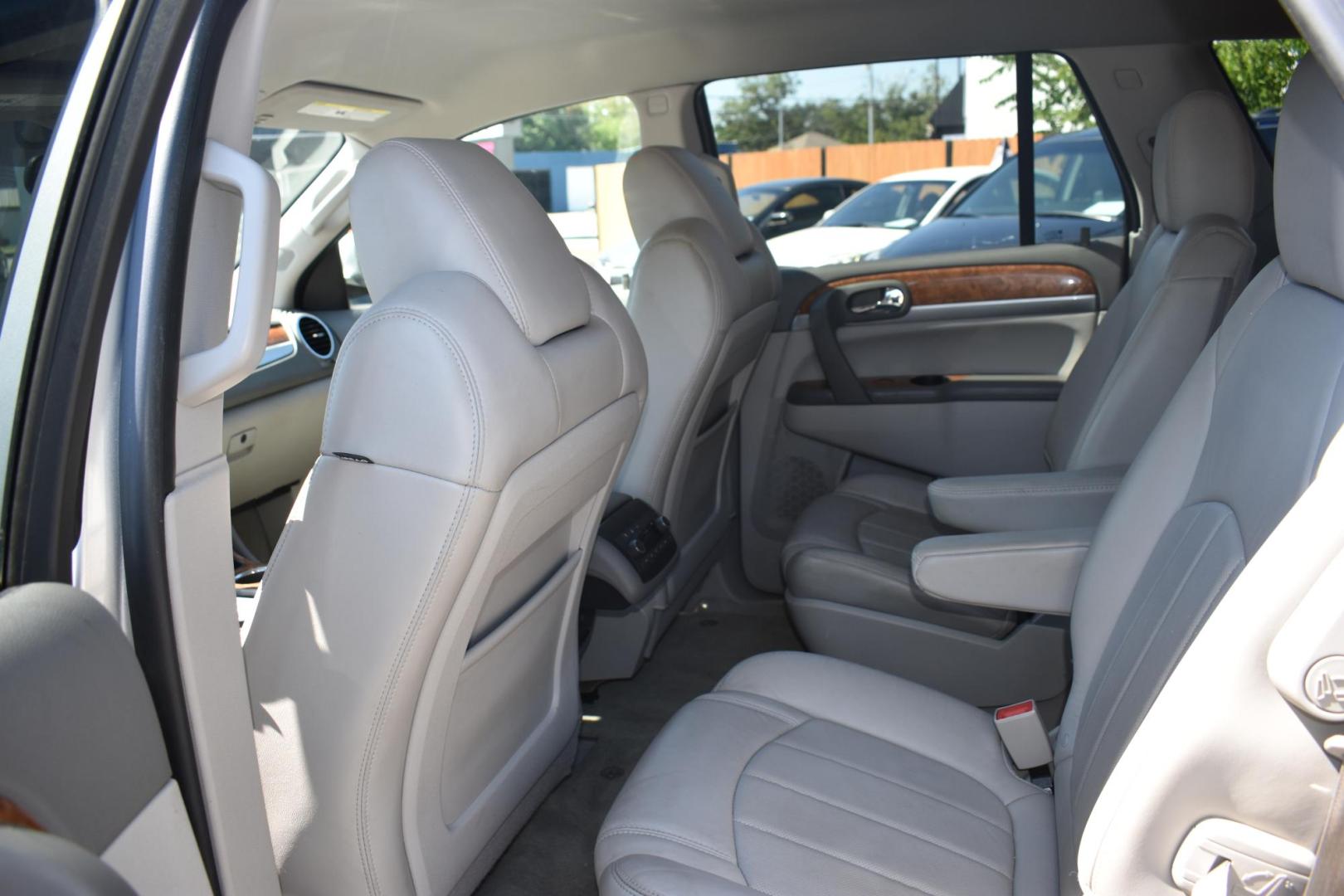 2012 SILVER Buick Enclave Premium FWD (5GAKRDED8CJ) with an 3.6L V6 DOHC 24V engine, 6-Speed Automatic Overdrive transmission, located at 420 E. Kingsbury St., Seguin, TX, 78155, (830) 401-0495, 29.581060, -97.961647 - Photo#4