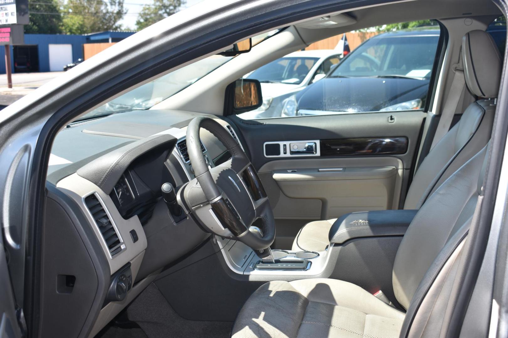 2008 Lincoln MKX FWD (2LMDU68C08B) with an 3.5L V6 DOHC 24V engine, 6-Speed Automatic Overdrive transmission, located at 420 E. Kingsbury St., Seguin, TX, 78155, (830) 401-0495, 29.581060, -97.961647 - Photo#1