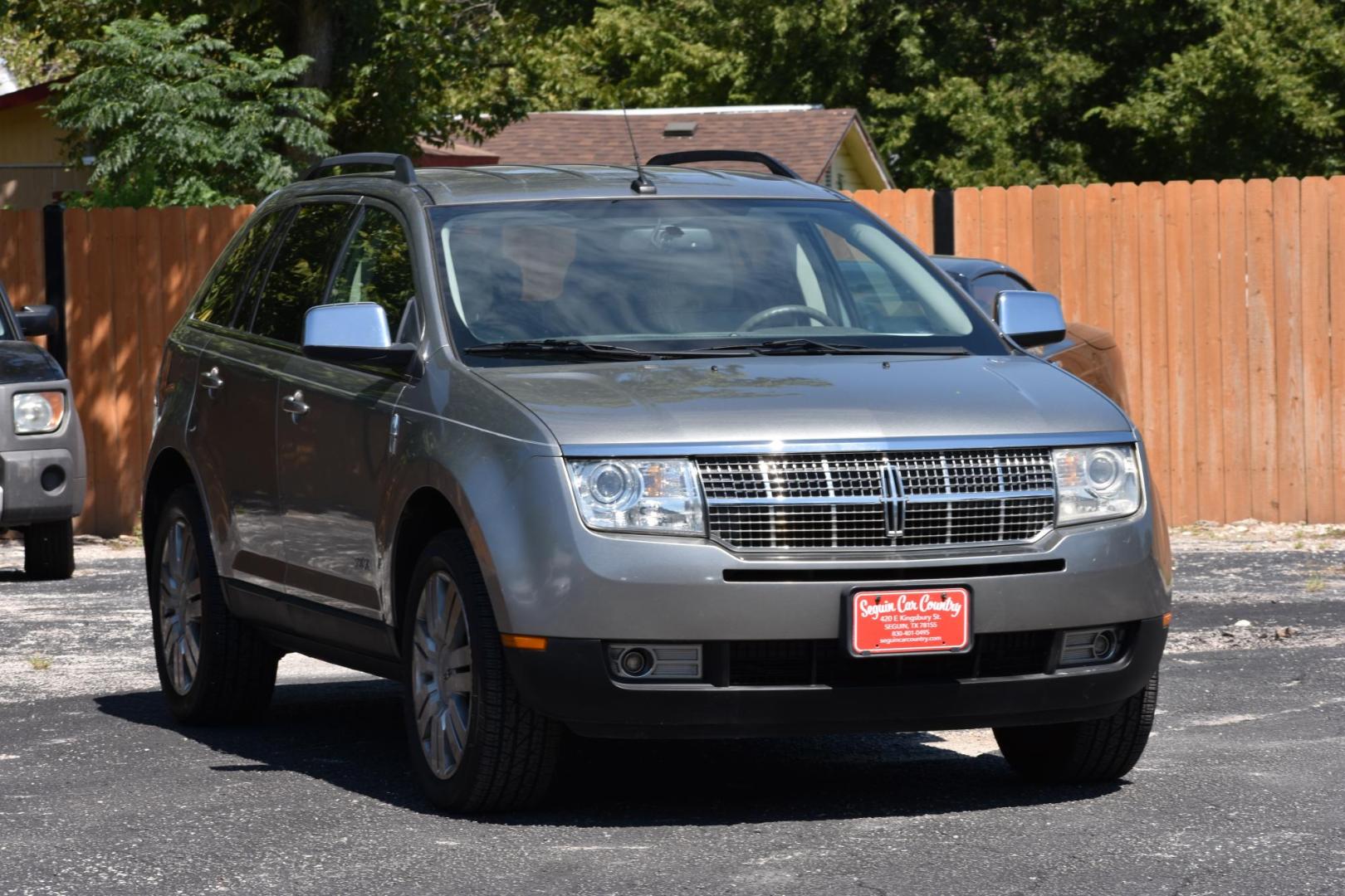 2008 Lincoln MKX FWD (2LMDU68C08B) with an 3.5L V6 DOHC 24V engine, 6-Speed Automatic Overdrive transmission, located at 420 E. Kingsbury St., Seguin, TX, 78155, (830) 401-0495, 29.581060, -97.961647 - Photo#2