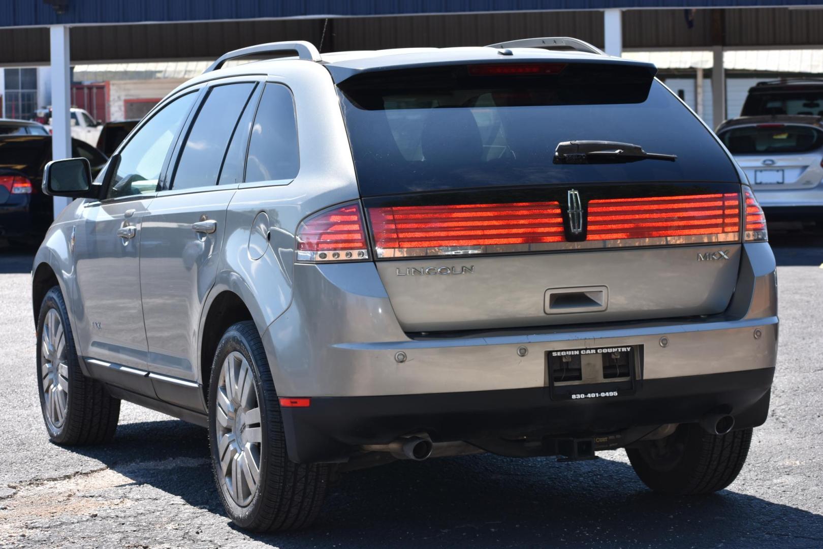 2008 Lincoln MKX FWD (2LMDU68C08B) with an 3.5L V6 DOHC 24V engine, 6-Speed Automatic Overdrive transmission, located at 420 E. Kingsbury St., Seguin, TX, 78155, (830) 401-0495, 29.581060, -97.961647 - Photo#3