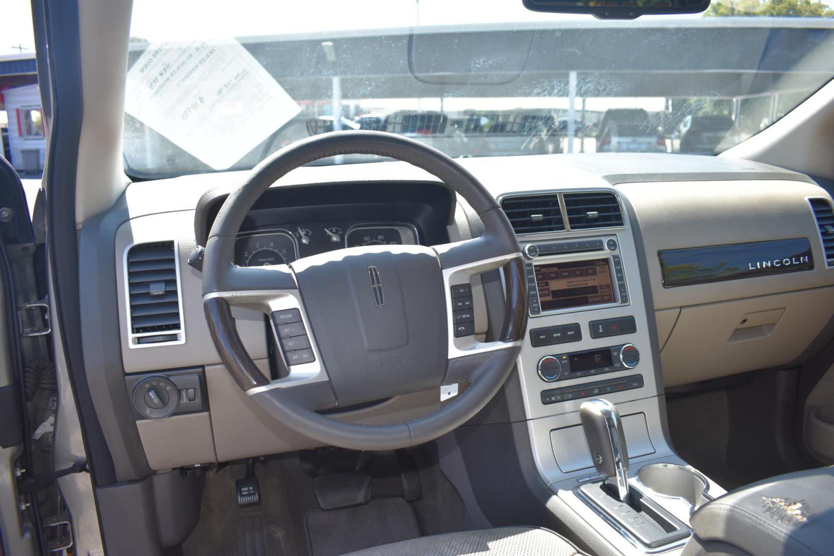 2008 Lincoln MKX FWD (2LMDU68C08B) with an 3.5L V6 DOHC 24V engine, 6-Speed Automatic Overdrive transmission, located at 420 E. Kingsbury St., Seguin, TX, 78155, (830) 401-0495, 29.581060, -97.961647 - Photo#5