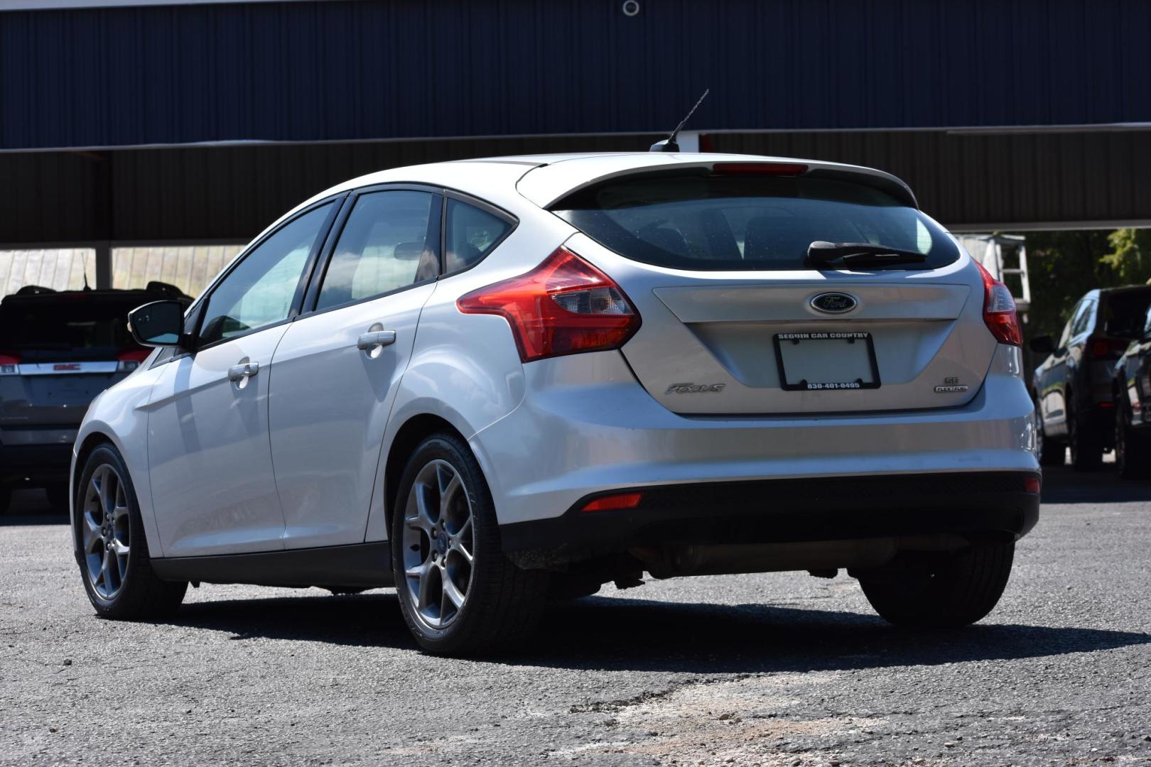 2014 Ford Focus SE Hatch (1FADP3K23EL) with an 2.0L L4 DOHC 16V engine, located at 420 E. Kingsbury St., Seguin, TX, 78155, (830) 401-0495, 29.581060, -97.961647 - Photo#2