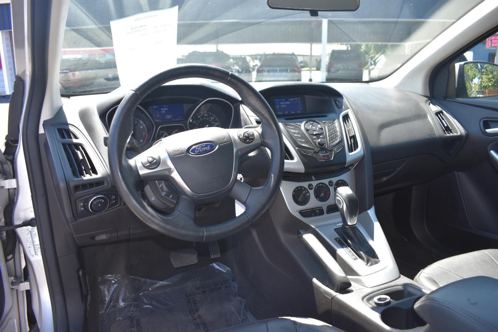 2014 Ford Focus SE Hatch (1FADP3K23EL) with an 2.0L L4 DOHC 16V engine, located at 420 E. Kingsbury St., Seguin, TX, 78155, (830) 401-0495, 29.581060, -97.961647 - Photo#3