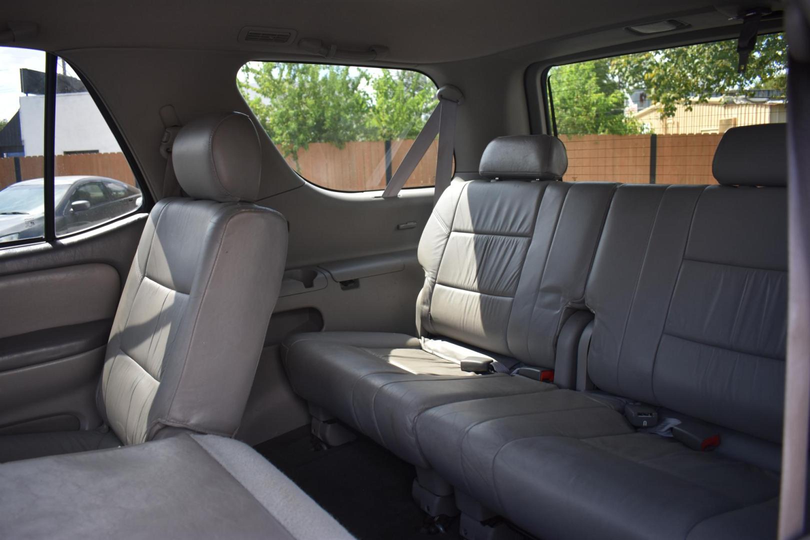 2004 GRAY Toyota Sequoia SR5 2WD (5TDZT34A44S) with an 4.7L V8 DOHC 32V engine, 4-Speed Automatic Overdrive transmission, located at 420 E. Kingsbury St., Seguin, TX, 78155, (830) 401-0495, 29.581060, -97.961647 - Photo#4