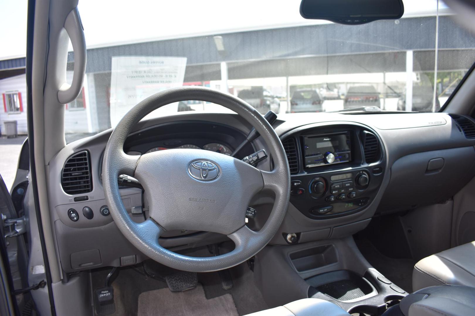 2004 GRAY Toyota Sequoia SR5 2WD (5TDZT34A44S) with an 4.7L V8 DOHC 32V engine, 4-Speed Automatic Overdrive transmission, located at 420 E. Kingsbury St., Seguin, TX, 78155, (830) 401-0495, 29.581060, -97.961647 - Photo#6