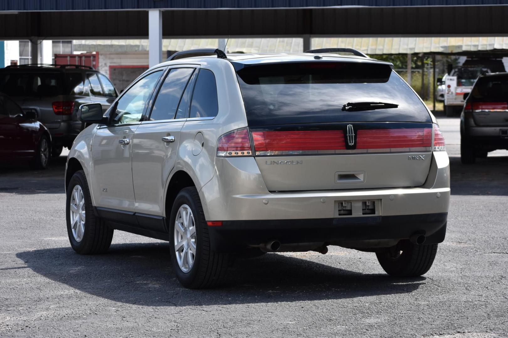 2010 GOLD Lincoln MKX FWD (2LMDJ6JCXAB) with an 3.5L V6 DOHC 24V engine, 6-Speed Automatic transmission, located at 420 E. Kingsbury St., Seguin, TX, 78155, (830) 401-0495, 29.581060, -97.961647 - Photo#2