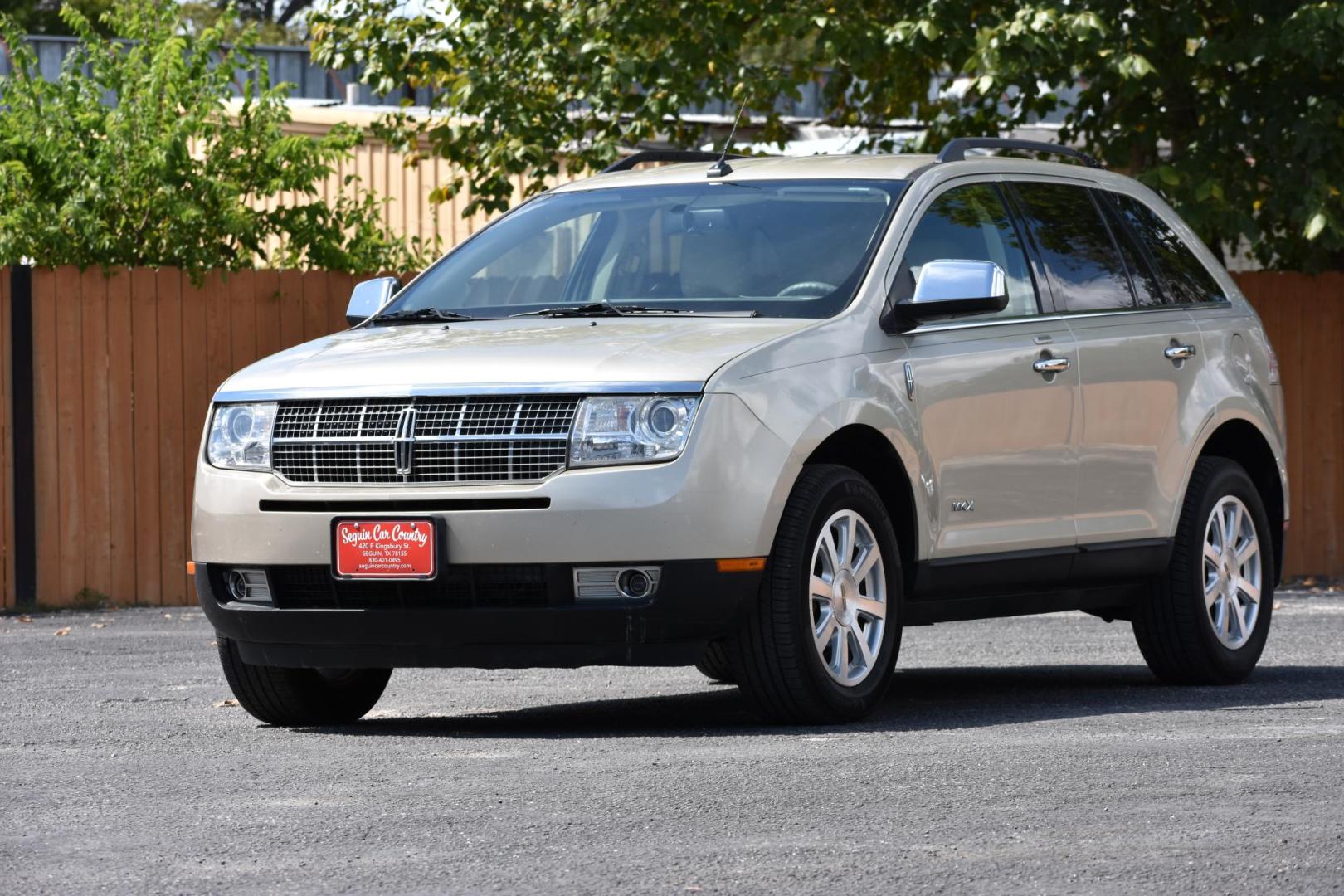 2010 GOLD Lincoln MKX FWD (2LMDJ6JCXAB) with an 3.5L V6 DOHC 24V engine, 6-Speed Automatic transmission, located at 420 E. Kingsbury St., Seguin, TX, 78155, (830) 401-0495, 29.581060, -97.961647 - Photo#1