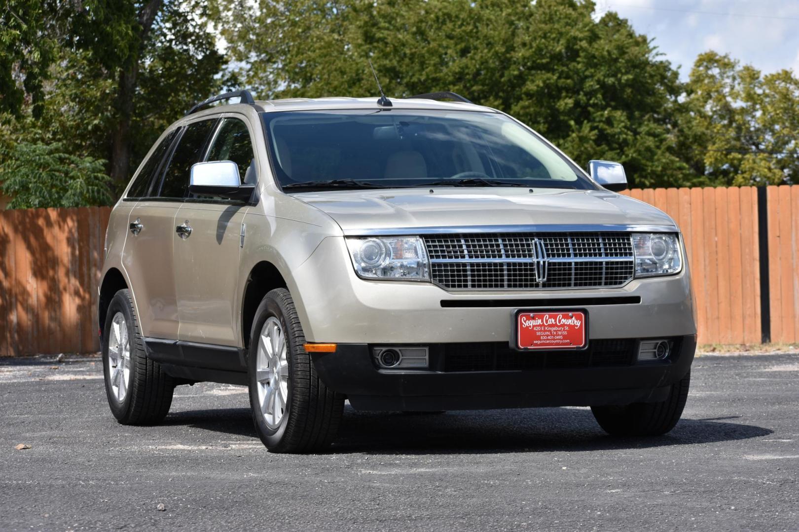 2010 GOLD Lincoln MKX FWD (2LMDJ6JCXAB) with an 3.5L V6 DOHC 24V engine, 6-Speed Automatic transmission, located at 420 E. Kingsbury St., Seguin, TX, 78155, (830) 401-0495, 29.581060, -97.961647 - Photo#0