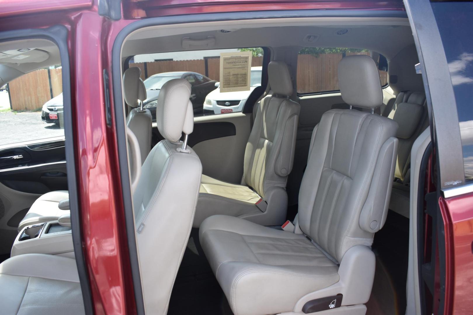 2012 RED Chrysler Town & Country Touring (2C4RC1BG3CR) with an 3.6L V6 DOHC 24V engine, 6-Speed Automatic transmission, located at 420 E. Kingsbury St., Seguin, TX, 78155, (830) 401-0495, 29.581060, -97.961647 - Photo#5