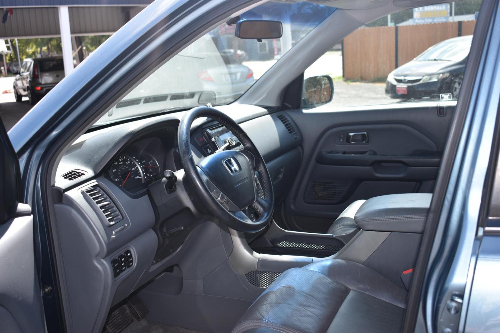 2005 BLUE Honda Pilot EX w/ Leather (5FNYF18595B) with an 3.5L V6 SOHC 24V engine, 5-Speed Automatic Overdrive transmission, located at 420 E. Kingsbury St., Seguin, TX, 78155, (830) 401-0495, 29.581060, -97.961647 - Photo#4