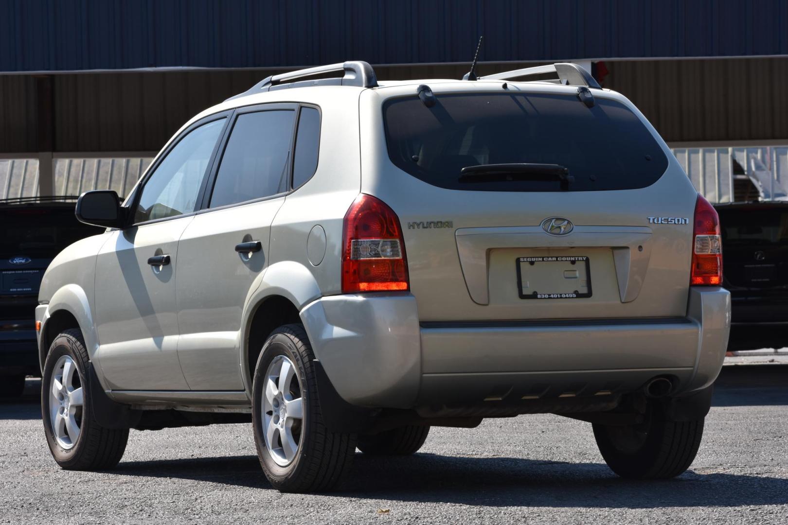 2008 BEIGE Hyundai Tucson GLS 2.0 2WD (KM8JM12B58U) with an 2.0L L4 DOHC 16V engine, located at 420 E. Kingsbury St., Seguin, TX, 78155, (830) 401-0495, 29.581060, -97.961647 - Photo#2