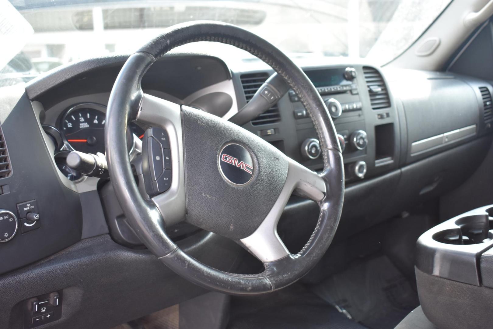 2011 GMC Sierra 2500HD SLE Long Box 2WD (1GT010CG4BF) with an 6.0L V8 OHV 16V FFV engine, 6-Speed Automatic transmission, located at 420 E. Kingsbury St., Seguin, TX, 78155, (830) 401-0495, 29.581060, -97.961647 - Photo#3