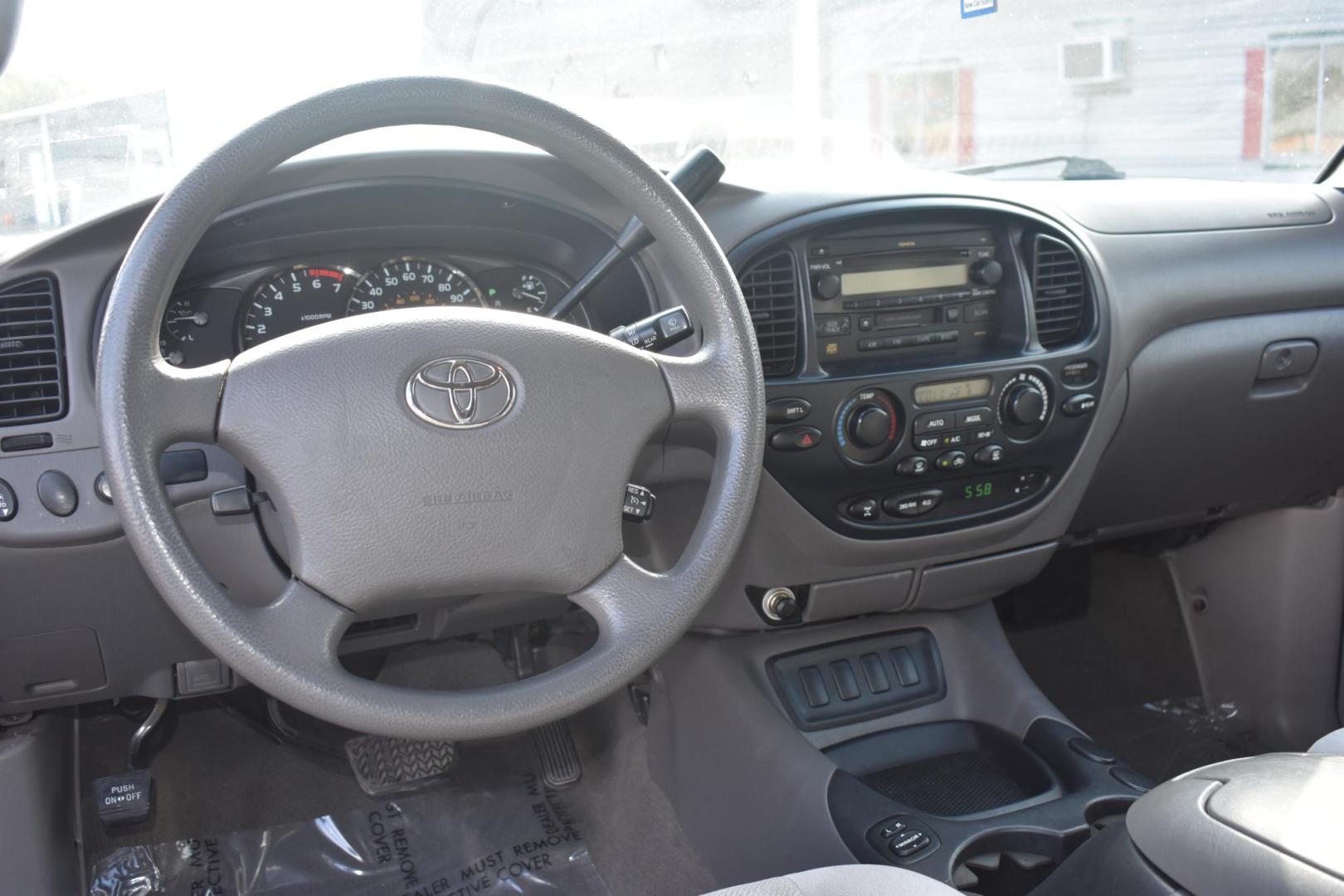 2006 Toyota Sequoia SR5 4WD (5TDBT44A56S) with an 4.7L V8 DOHC 32V engine, 5-Speed Automatic Overdrive transmission, located at 420 E. Kingsbury St., Seguin, TX, 78155, (830) 401-0495, 29.581060, -97.961647 - Photo#3