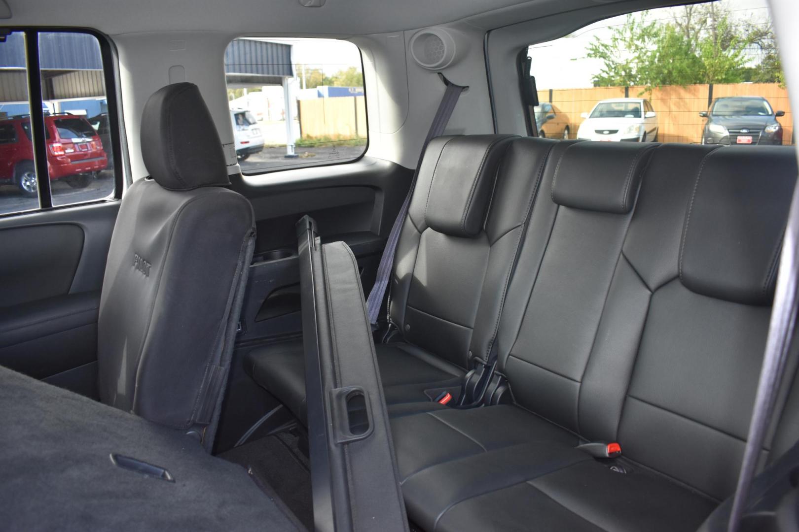 2013 Honda Pilot Touring 4WD 5-Spd AT with DVD (5FNYF4H99DB) with an 3.5L V6 SOHC 24V engine, 5-Speed Automatic transmission, located at 420 E. Kingsbury St., Seguin, TX, 78155, (830) 401-0495, 29.581060, -97.961647 - Photo#5