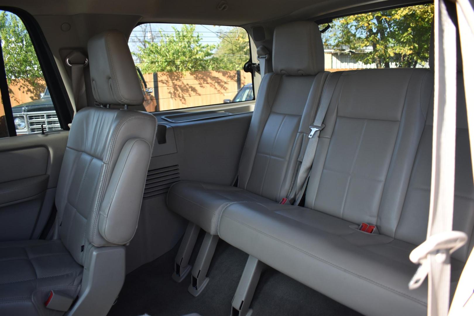 2013 WHITE Lincoln Navigator 4WD (5LMJJ2J51DE) with an 5.4L V8 SOHC 24V engine, 6-Speed Automatic transmission, located at 420 E. Kingsbury St., Seguin, TX, 78155, (830) 401-0495, 29.581060, -97.961647 - Photo#5