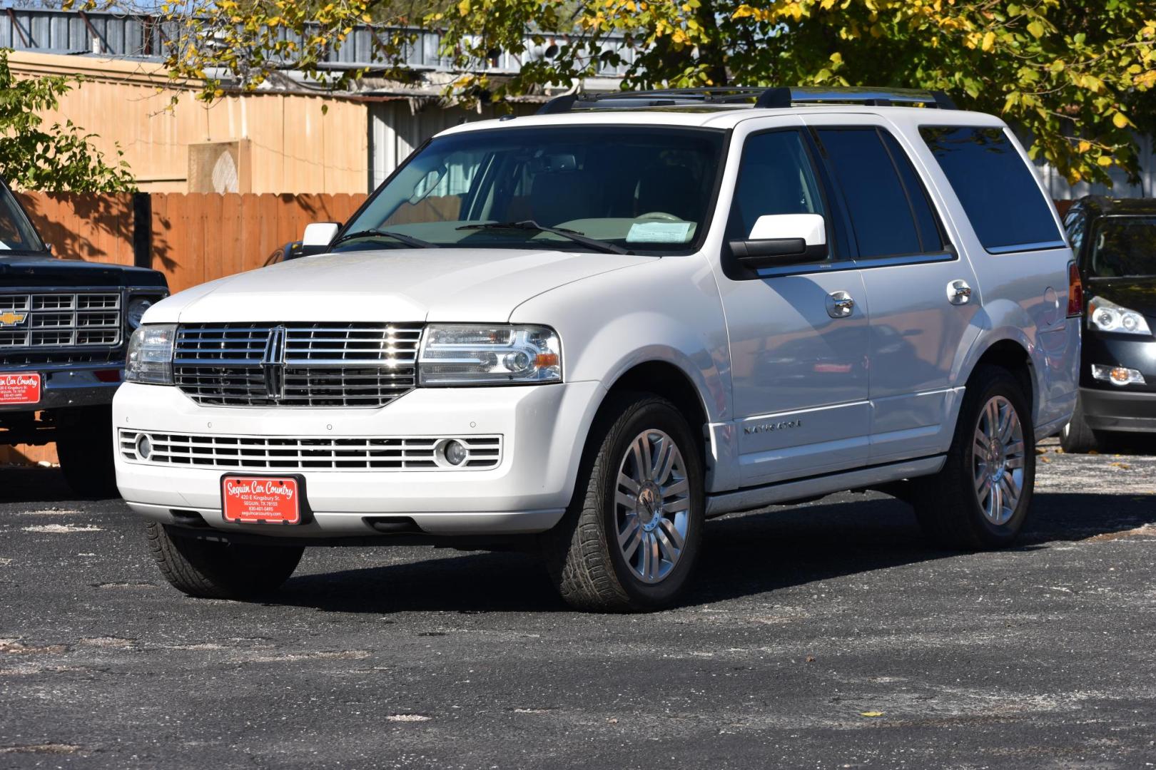 2013 WHITE Lincoln Navigator 4WD (5LMJJ2J51DE) with an 5.4L V8 SOHC 24V engine, 6-Speed Automatic transmission, located at 420 E. Kingsbury St., Seguin, TX, 78155, (830) 401-0495, 29.581060, -97.961647 - Photo#1