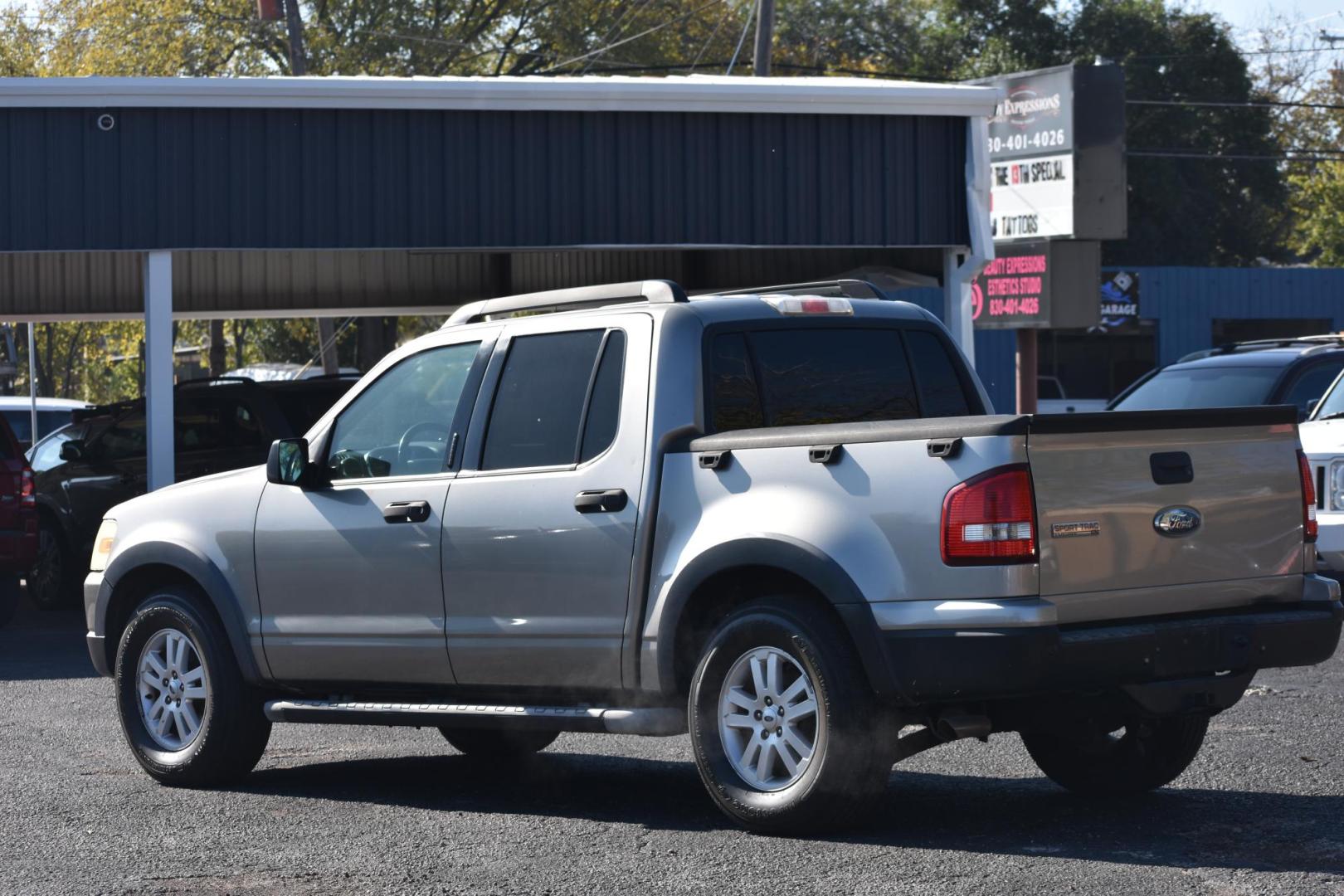 2008 Ford Explorer Sport Trac XLT 4.0L 2WD (1FMEU31E38U) with an 4.0L V6 SOHC 12V engine, 5-Speed Automatic transmission, located at 420 E. Kingsbury St., Seguin, TX, 78155, (830) 401-0495, 29.581060, -97.961647 - Photo#1