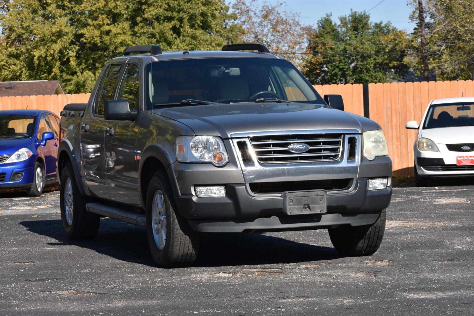 2008 Ford Explorer Sport Trac XLT 4.0L 2WD (1FMEU31E38U) with an 4.0L V6 SOHC 12V engine, 5-Speed Automatic transmission, located at 420 E. Kingsbury St., Seguin, TX, 78155, (830) 401-0495, 29.581060, -97.961647 - Photo#2