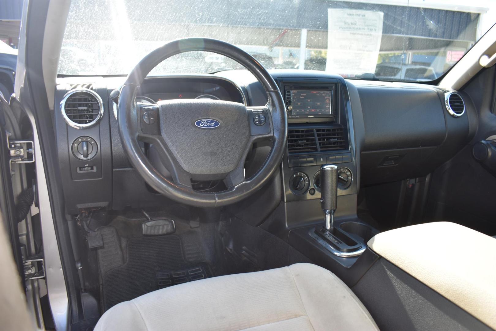 2008 Ford Explorer Sport Trac XLT 4.0L 2WD (1FMEU31E38U) with an 4.0L V6 SOHC 12V engine, 5-Speed Automatic transmission, located at 420 E. Kingsbury St., Seguin, TX, 78155, (830) 401-0495, 29.581060, -97.961647 - Photo#5