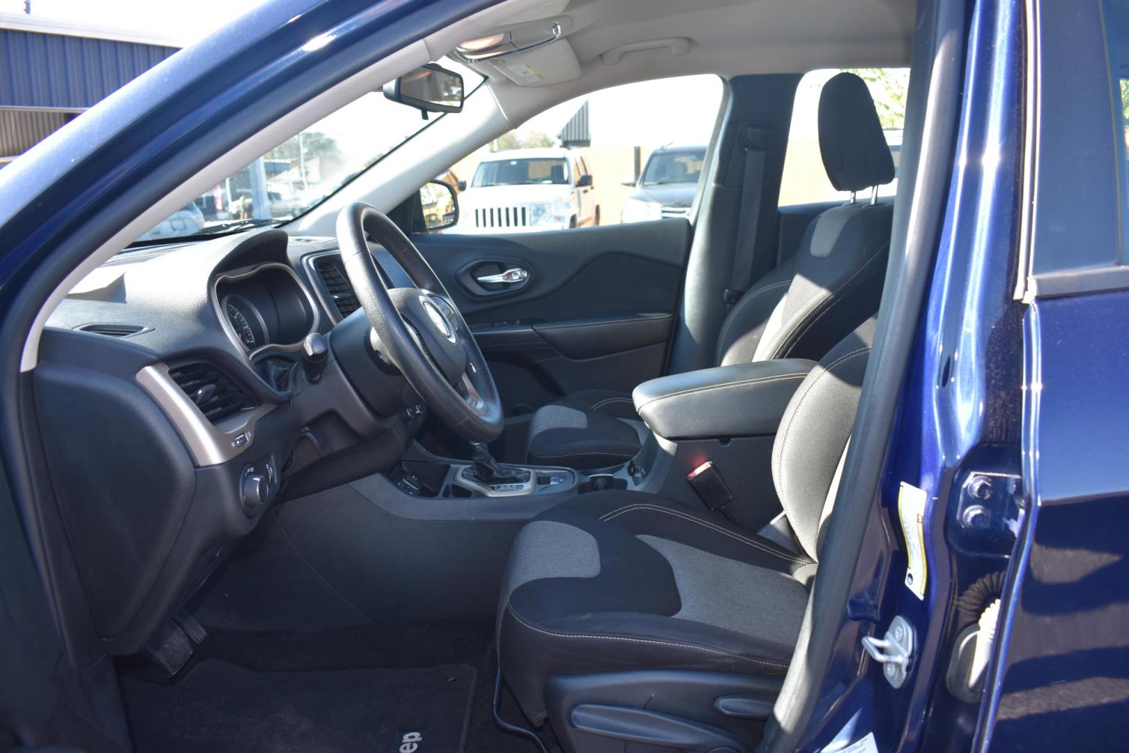 2015 BLUE Jeep Cherokee Sport FWD (1C4PJLAB3FW) with an 2.4L L4 DOHC 16V engine, 9-Speed Automatic transmission, located at 420 E. Kingsbury St., Seguin, TX, 78155, (830) 401-0495, 29.581060, -97.961647 - Photo#3