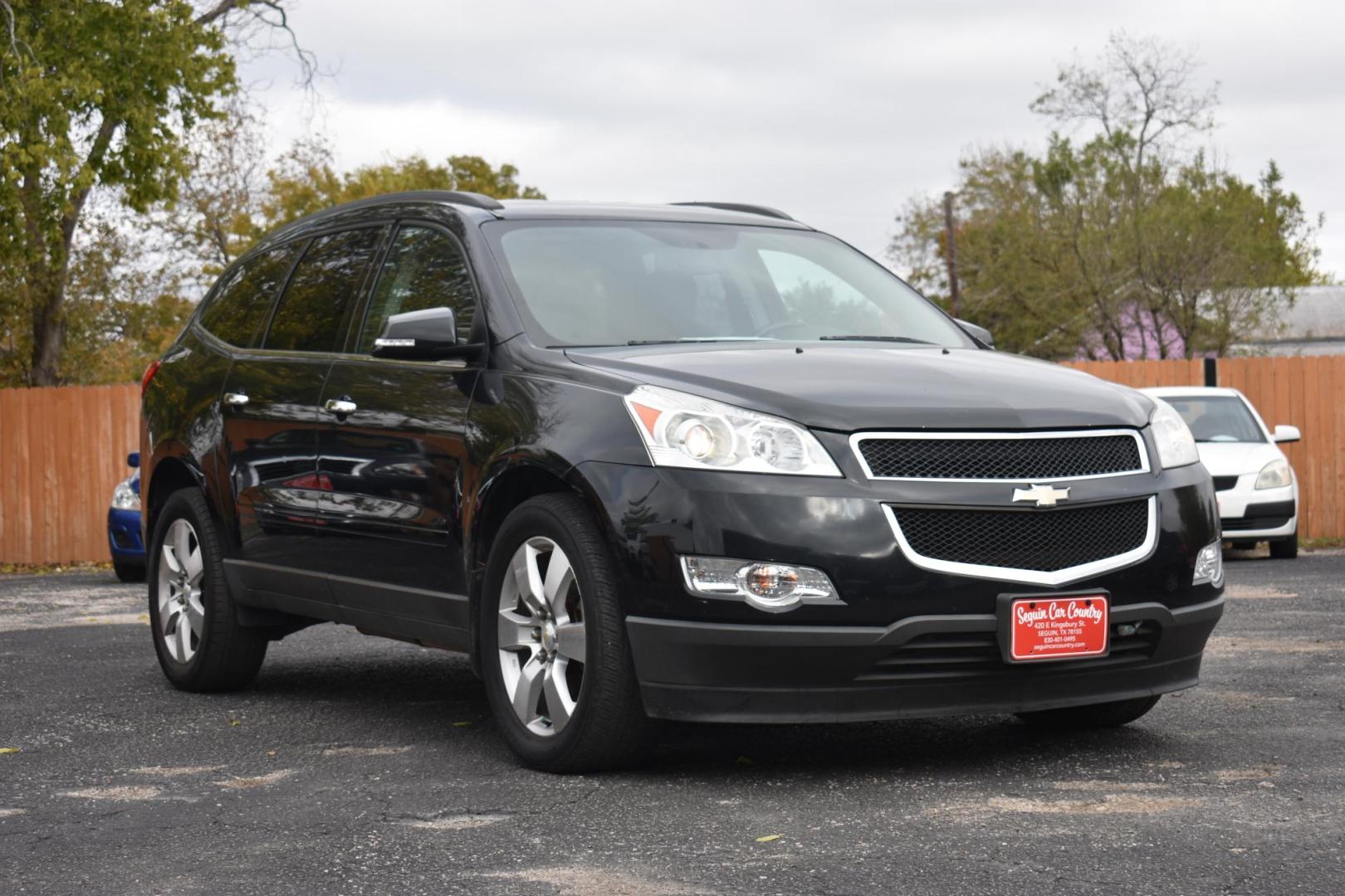 2010 GRAY Chevrolet Traverse LT1 FWD (1GNLRFED6AJ) with an 3.6L V6 DOHC 24V engine, 6-Speed Automatic transmission, located at 420 E. Kingsbury St., Seguin, TX, 78155, (830) 401-0495, 29.581060, -97.961647 - Photo#0