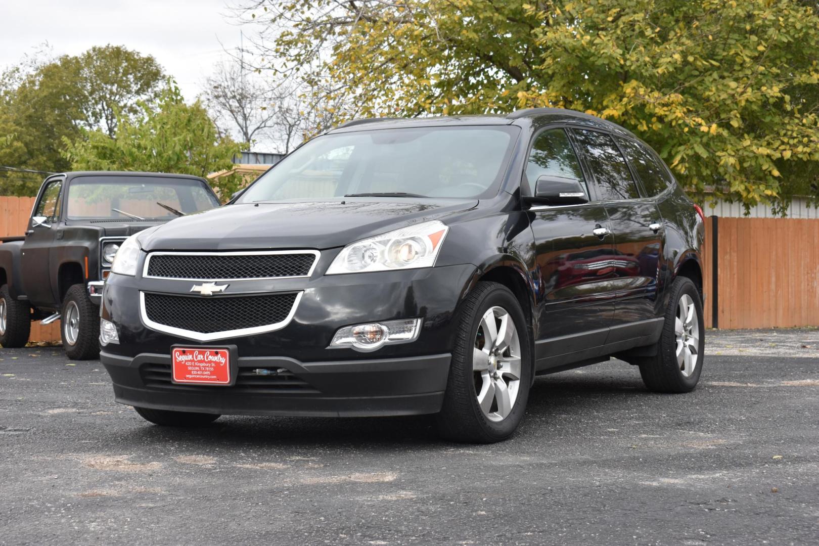 2010 GRAY Chevrolet Traverse LT1 FWD (1GNLRFED6AJ) with an 3.6L V6 DOHC 24V engine, 6-Speed Automatic transmission, located at 420 E. Kingsbury St., Seguin, TX, 78155, (830) 401-0495, 29.581060, -97.961647 - Photo#2