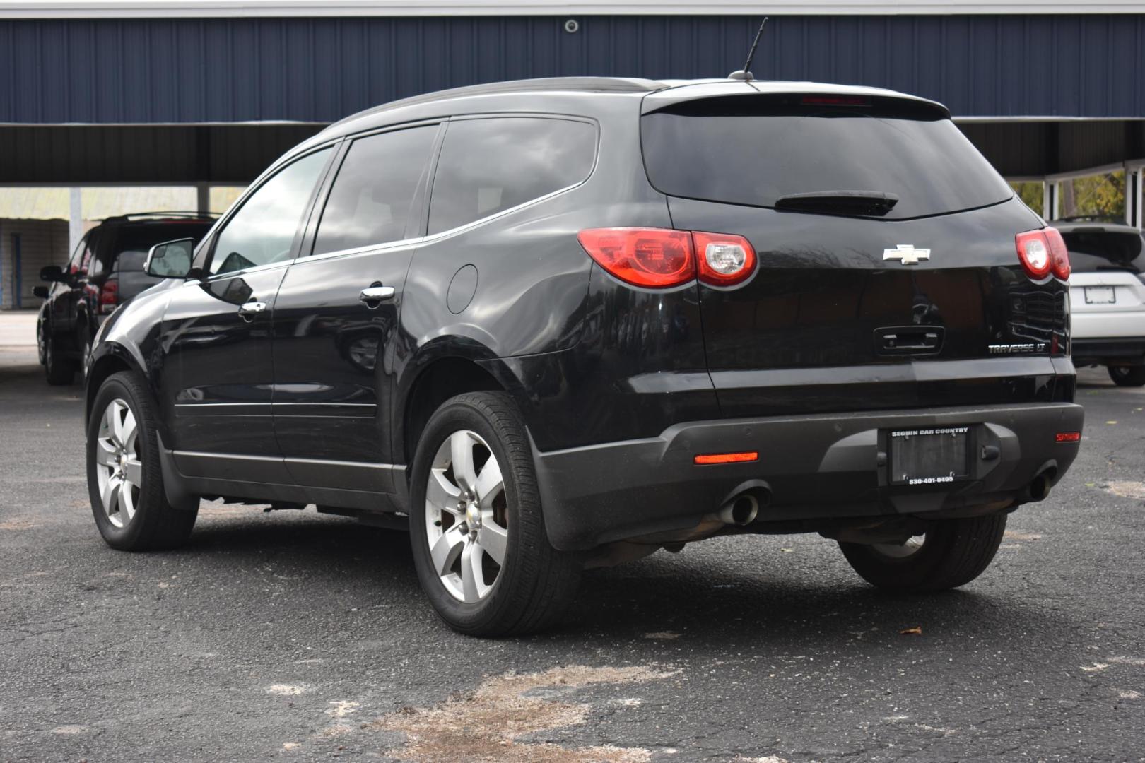 2010 GRAY Chevrolet Traverse LT1 FWD (1GNLRFED6AJ) with an 3.6L V6 DOHC 24V engine, 6-Speed Automatic transmission, located at 420 E. Kingsbury St., Seguin, TX, 78155, (830) 401-0495, 29.581060, -97.961647 - Photo#3