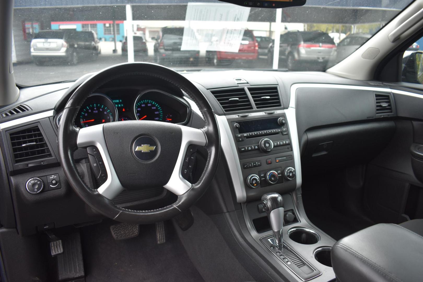 2010 GRAY Chevrolet Traverse LT1 FWD (1GNLRFED6AJ) with an 3.6L V6 DOHC 24V engine, 6-Speed Automatic transmission, located at 420 E. Kingsbury St., Seguin, TX, 78155, (830) 401-0495, 29.581060, -97.961647 - Photo#6