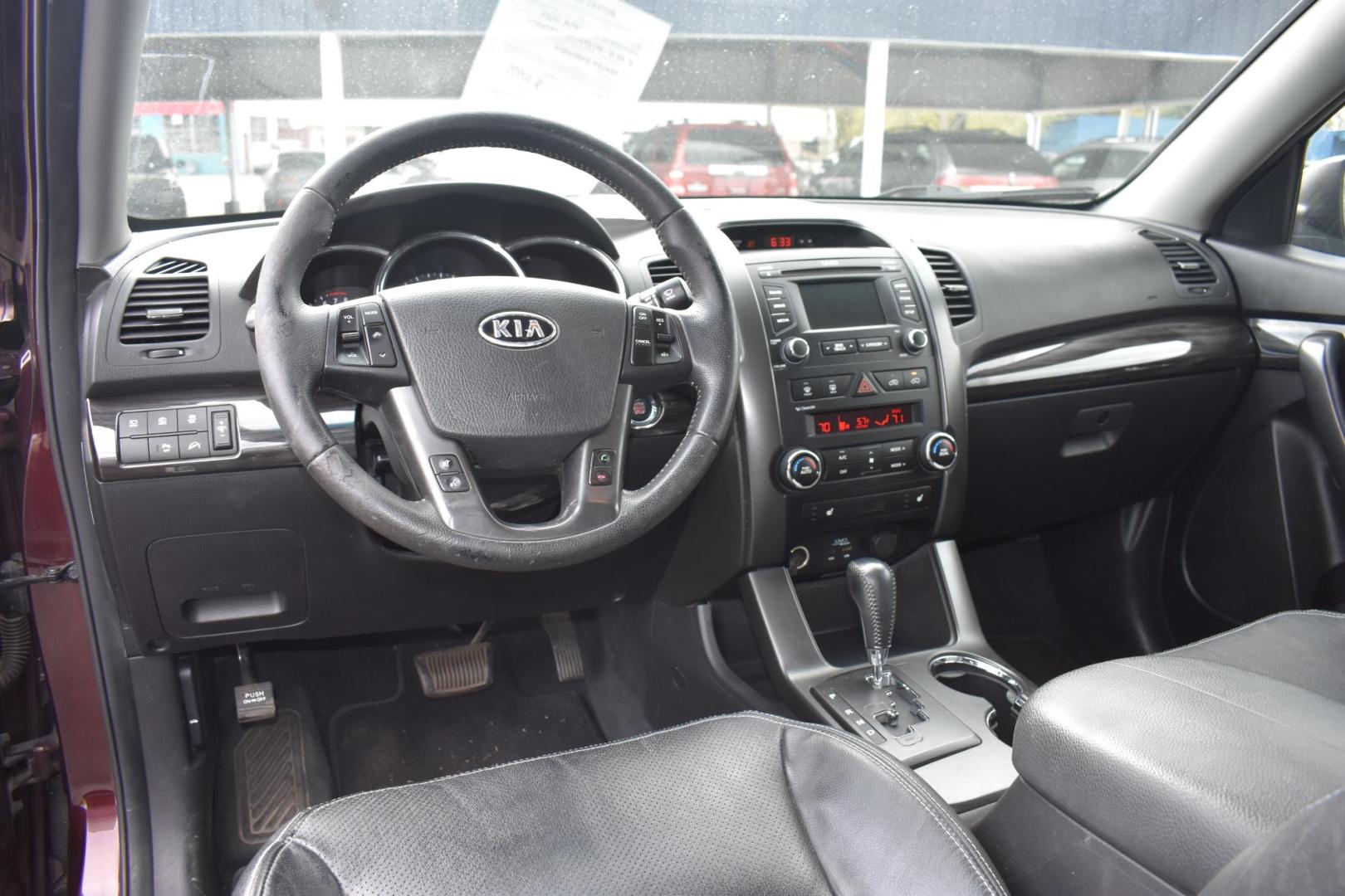 2013 MAROON Kia Sorento EX V6 2WD (5XYKU3A25DG) with an 3.5L V6 DOHC 24V engine, 6-Speed Automatic transmission, located at 420 E. Kingsbury St., Seguin, TX, 78155, (830) 401-0495, 29.581060, -97.961647 - Photo#4