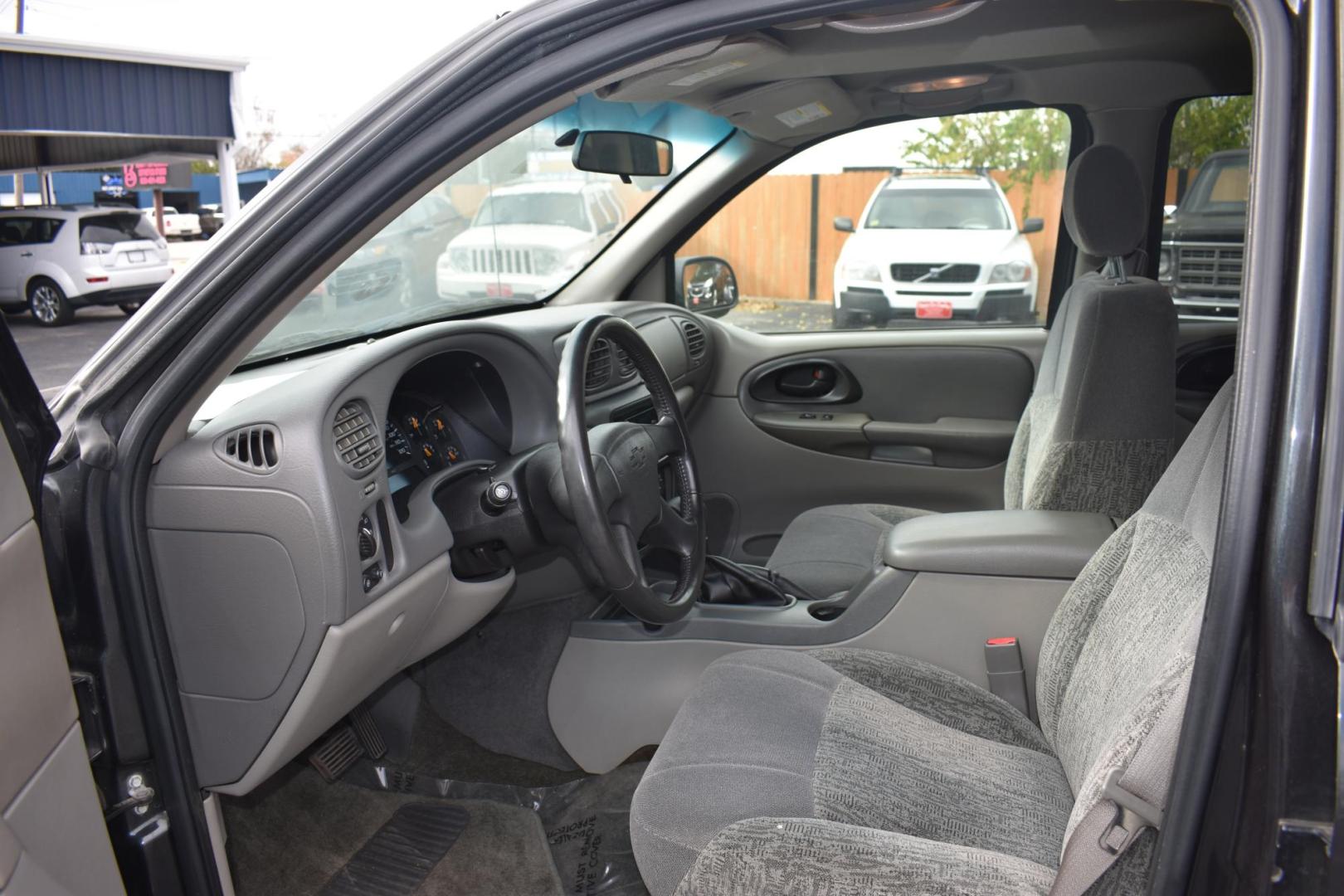 2003 GRAY Chevrolet TrailBlazer LS 2WD (1GNDS13S132) with an 4.2L L6 DOHC 24V engine, 4-Speed Automatic Overdrive transmission, located at 420 E. Kingsbury St., Seguin, TX, 78155, (830) 401-0495, 29.581060, -97.961647 - Photo#2