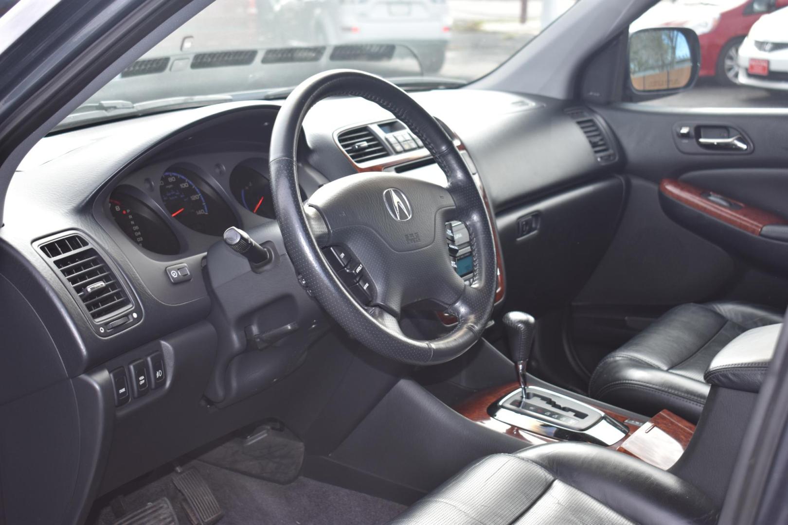 2005 GRAY Acura MDX Touring with Navigation System (2HNYD18825H) with an 3.5L V6 SOHC 24V engine, 5-Speed Automatic Overdrive transmission, located at 420 E. Kingsbury St., Seguin, TX, 78155, (830) 401-0495, 29.581060, -97.961647 - Photo#3