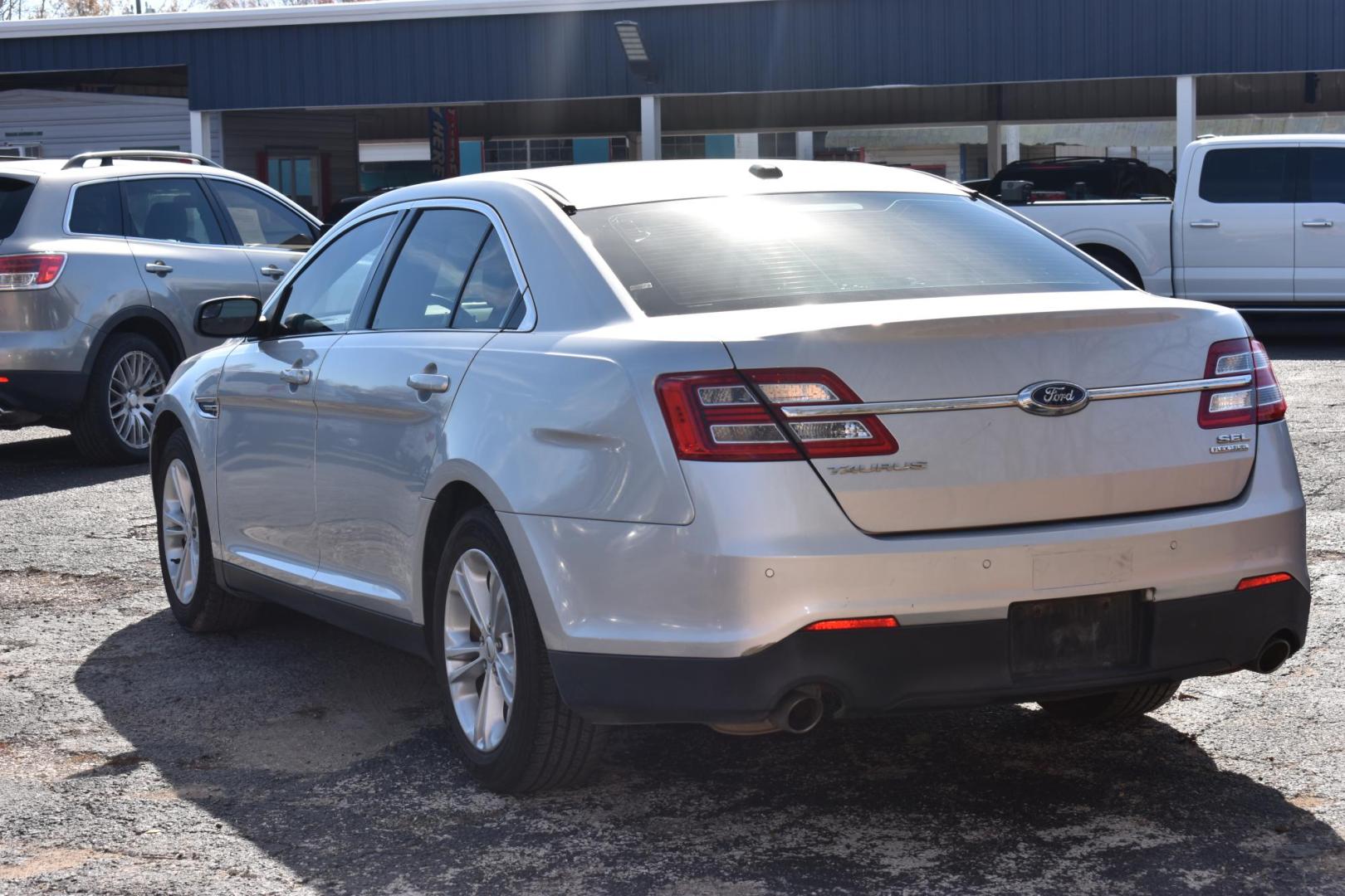 2015 SILVER Ford Taurus SEL FWD (1FAHP2E89FG) with an 3.5L V6 DOHC 24V engine, 6-Speed Automatic transmission, located at 420 E. Kingsbury St., Seguin, TX, 78155, (830) 401-0495, 29.581060, -97.961647 - Photo#2