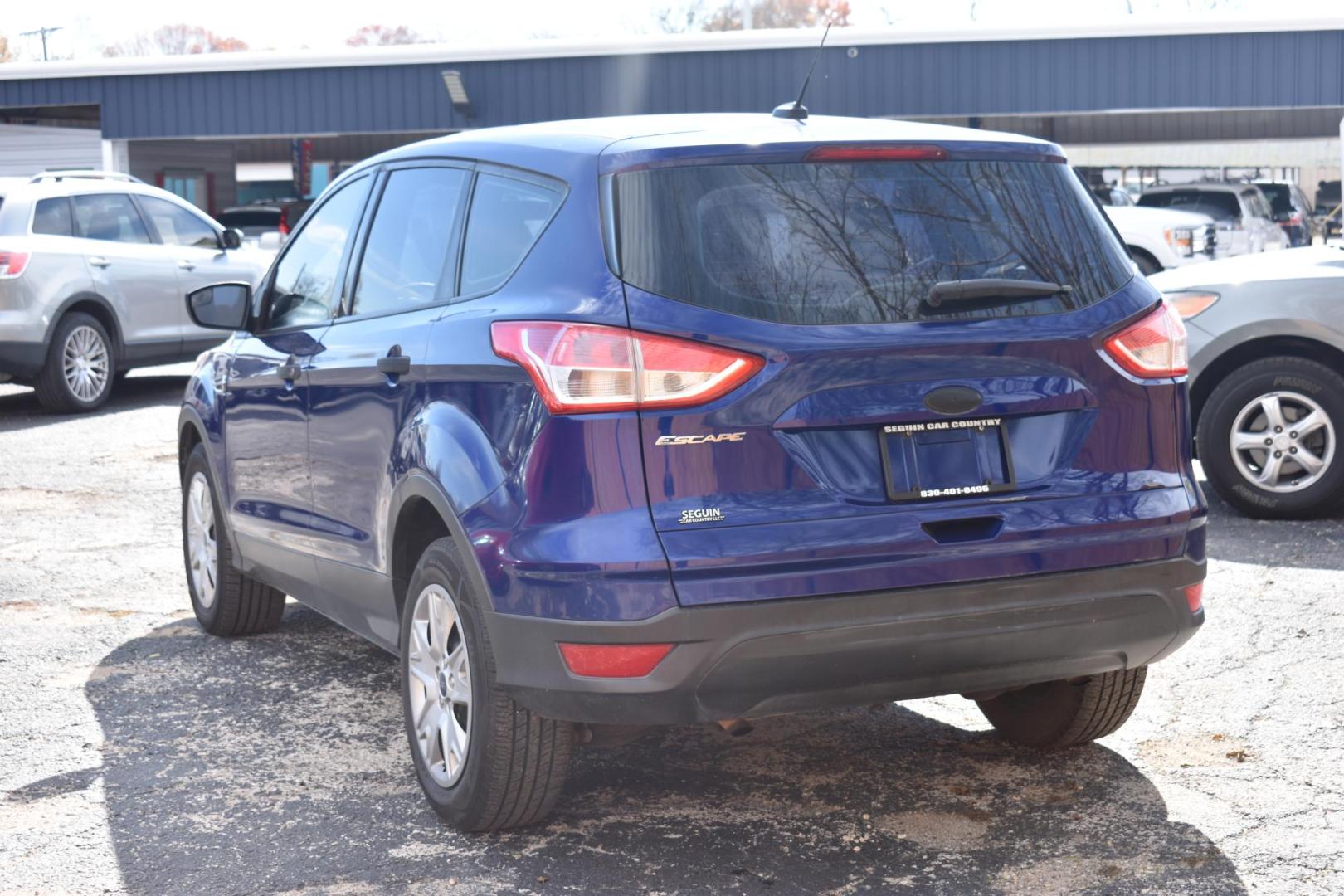 2013 BLUE Ford Escape S FWD (1FMCU0F79DU) with an 2.5L L4 DOHC 16V engine, 6-Speed Automatic transmission, located at 420 E. Kingsbury St., Seguin, TX, 78155, (830) 401-0495, 29.581060, -97.961647 - Photo#2