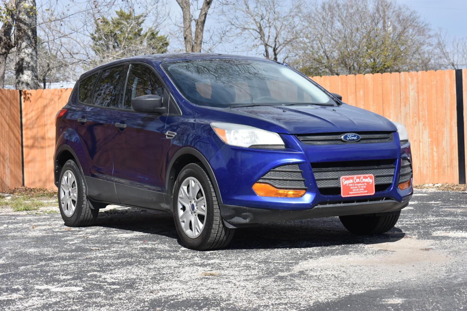 2013 BLUE Ford Escape S FWD (1FMCU0F79DU) with an 2.5L L4 DOHC 16V engine, 6-Speed Automatic transmission, located at 420 E. Kingsbury St., Seguin, TX, 78155, (830) 401-0495, 29.581060, -97.961647 - Photo#1