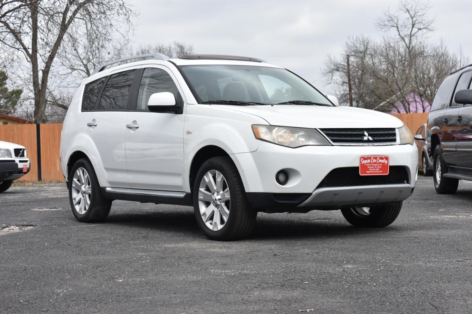 2008 WHITE Mitsubishi Outlander ES 4WD (JA4LT31W78Z) with an 2.4L L4 DOHC 16V engine, CVT transmission, located at 420 E. Kingsbury St., Seguin, TX, 78155, (830) 401-0495, 29.581060, -97.961647 - Photo#0