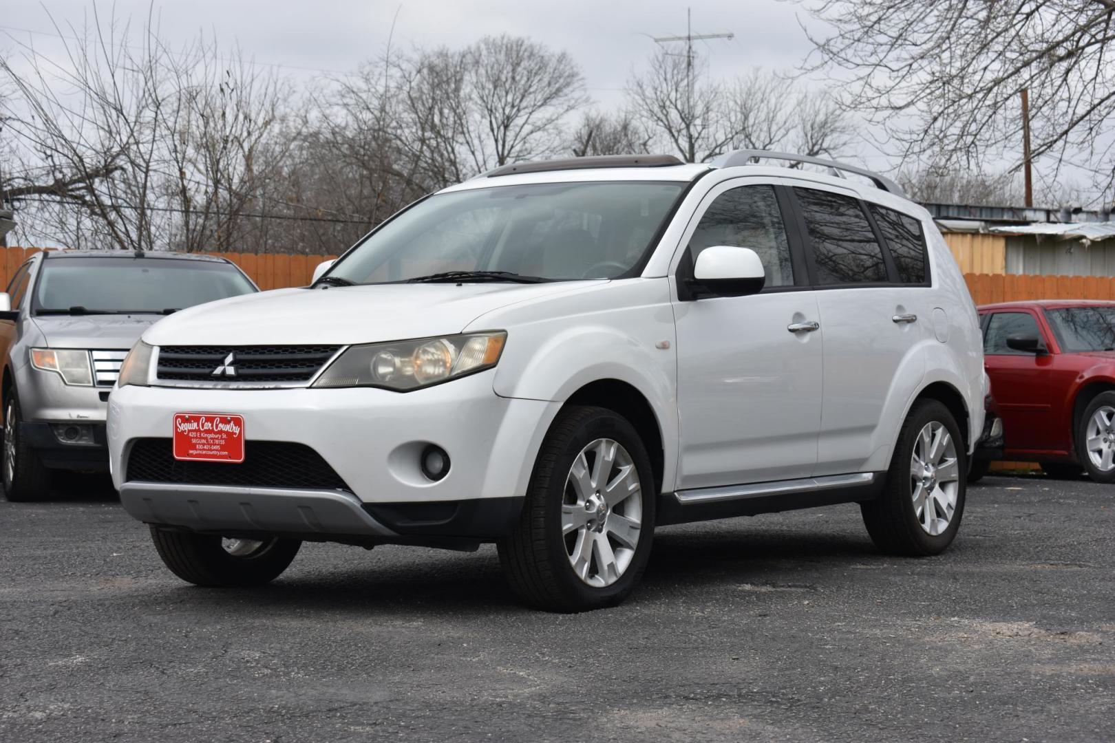 2008 WHITE Mitsubishi Outlander ES 4WD (JA4LT31W78Z) with an 2.4L L4 DOHC 16V engine, CVT transmission, located at 420 E. Kingsbury St., Seguin, TX, 78155, (830) 401-0495, 29.581060, -97.961647 - Photo#1