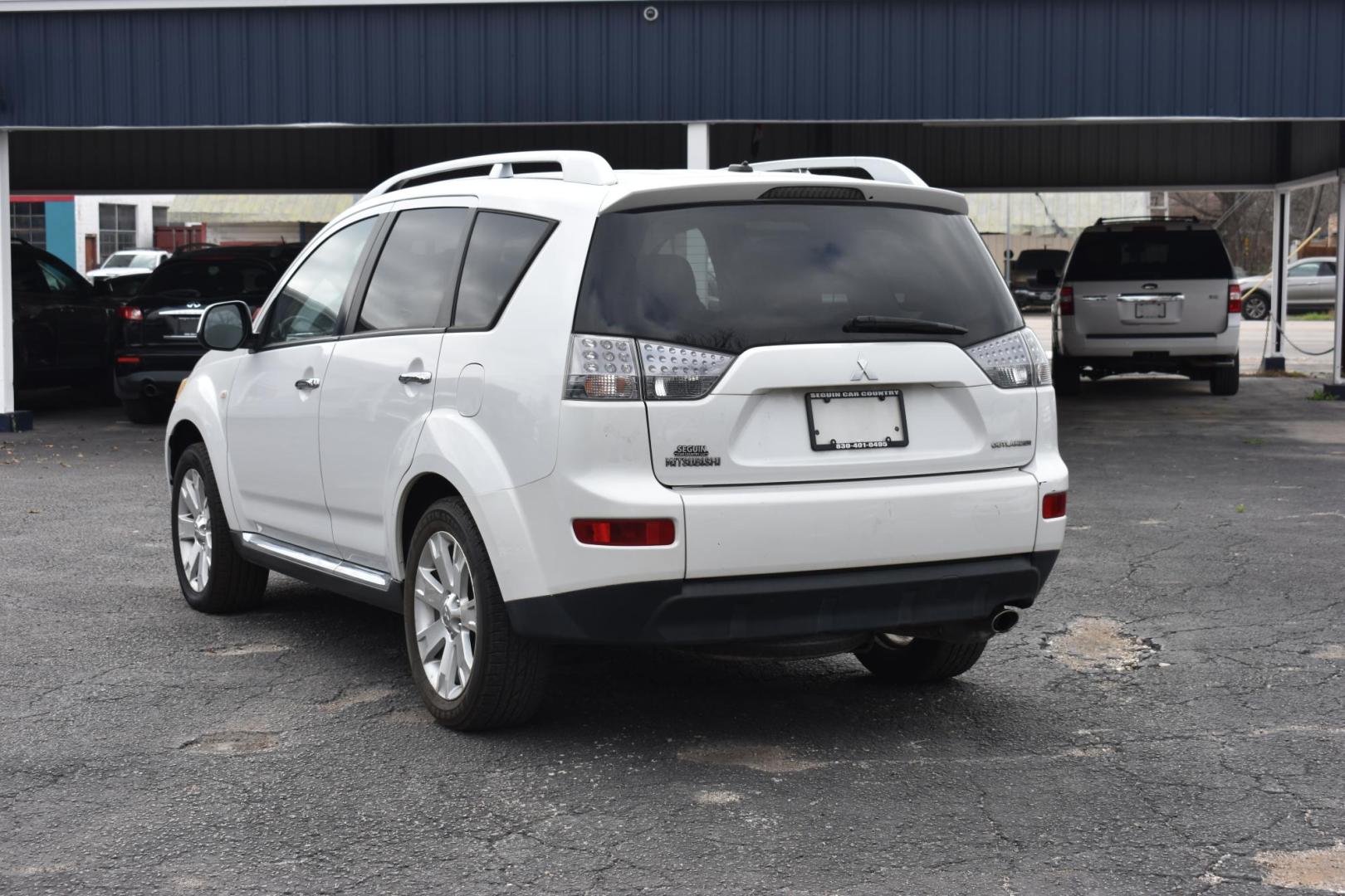 2008 WHITE Mitsubishi Outlander ES 4WD (JA4LT31W78Z) with an 2.4L L4 DOHC 16V engine, CVT transmission, located at 420 E. Kingsbury St., Seguin, TX, 78155, (830) 401-0495, 29.581060, -97.961647 - Photo#3