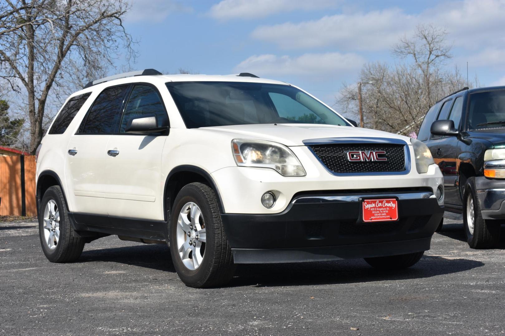 2011 WHITE GMC Acadia SLE-2 FWD (1GKKRPED3BJ) with an 3.6L V6 DOHC 24V engine, 6-Speed Automatic transmission, located at 420 E. Kingsbury St., Seguin, TX, 78155, (830) 401-0495, 29.581060, -97.961647 - Photo#0