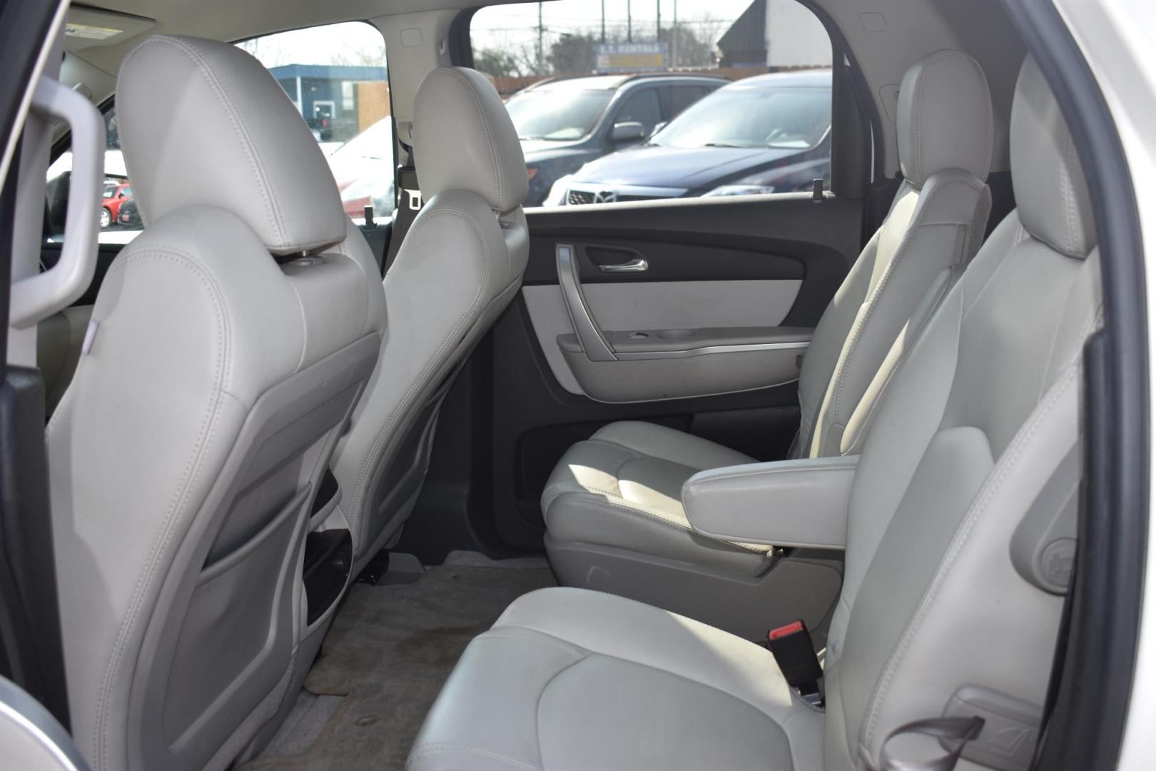 2011 WHITE GMC Acadia SLE-2 FWD (1GKKRPED3BJ) with an 3.6L V6 DOHC 24V engine, 6-Speed Automatic transmission, located at 420 E. Kingsbury St., Seguin, TX, 78155, (830) 401-0495, 29.581060, -97.961647 - Photo#4