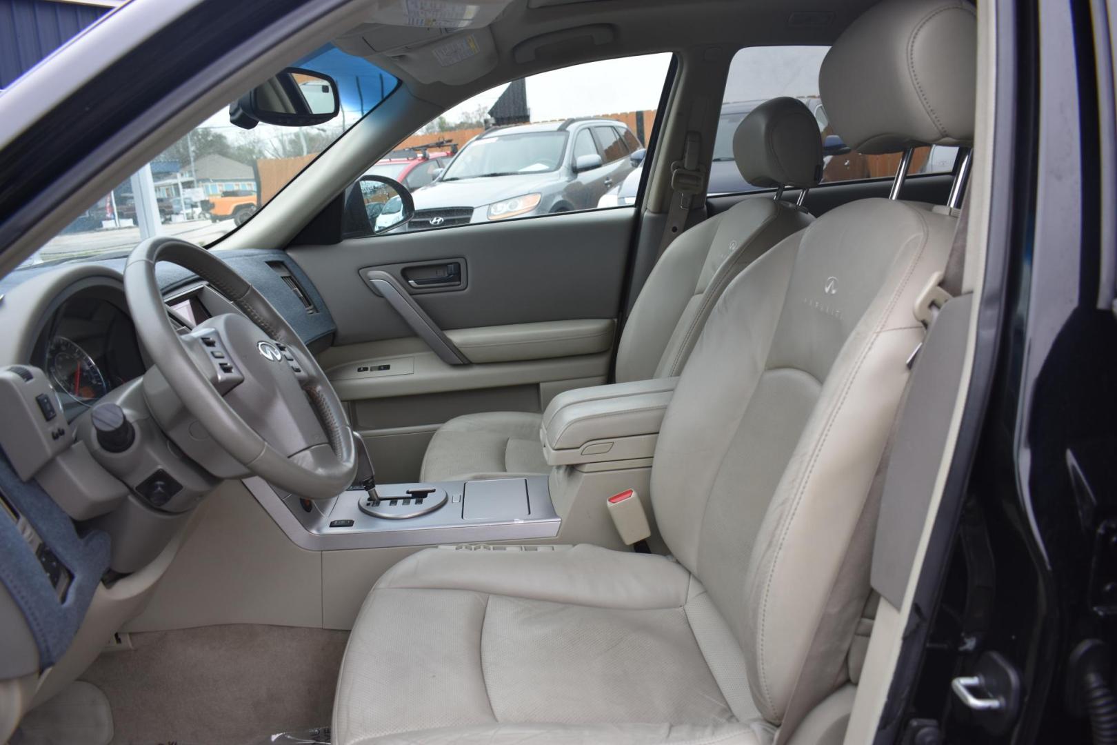 2004 BLACK Infiniti FX FX35 2WD (JNRAS08U94X) with an 3.5L V6 DOHC 32V engine, 5-Speed Automatic Overdrive transmission, located at 420 E. Kingsbury St., Seguin, TX, 78155, (830) 401-0495, 29.581060, -97.961647 - Photo#3